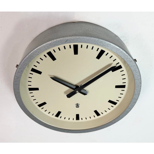 Mid-Century Modern Industrial Grey Wall Clock from GW, East Germany, 1960s For Sale - Image 3 of 18