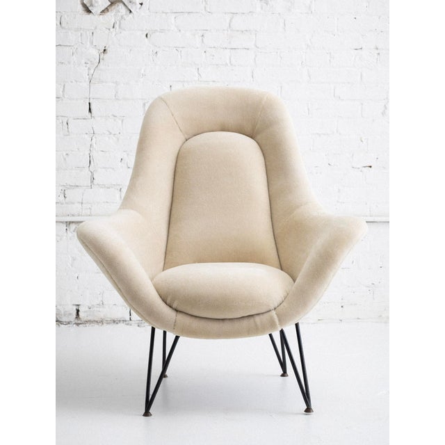 A 1950s Italian “womb” style lounge chair attributed to Lenzi Italy. Newly reupholstered in a high pile plush cream...