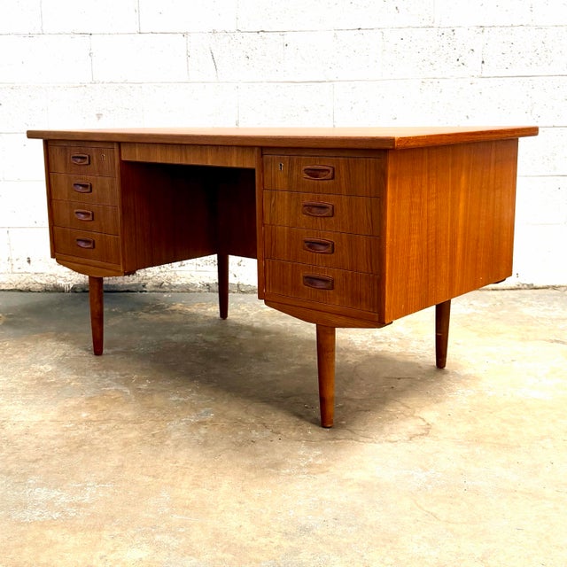 Mid 20th Century Danish Teak Mid Century Modern 8 Drawer Executive Desk With Bookshelf Back, 1950s For Sale - Image 5 of 9