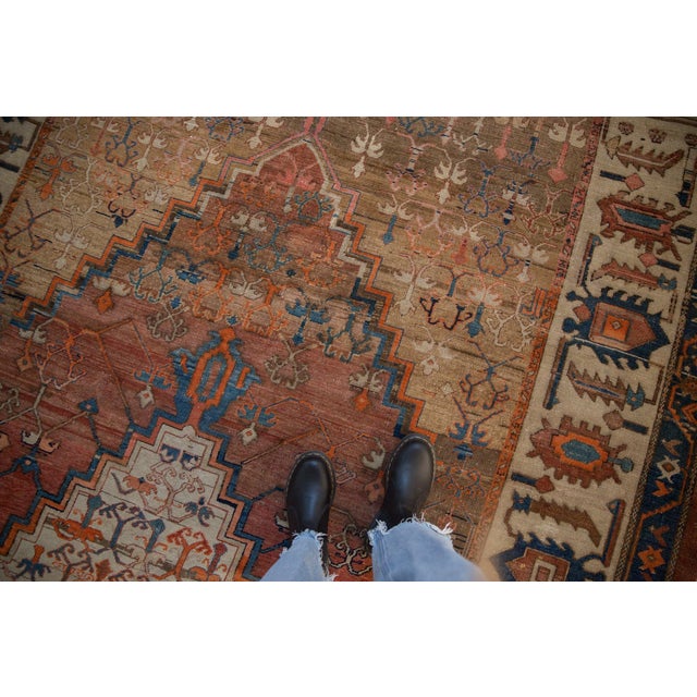 :: Stepped center medallion adored at each corner with a floral palmette finial with simplistic long stemmed vines...