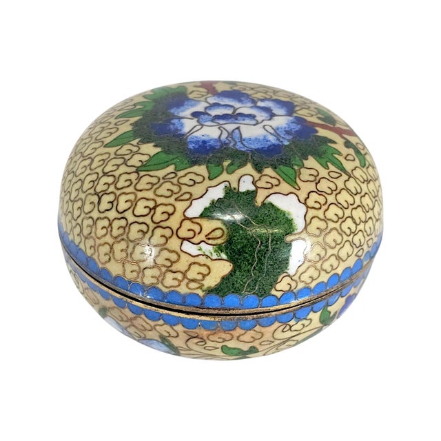 Mid-to-Late 20th Century Yellow Chinese Cloisonné Graduated Lidded Boxes, Set of 3 For Sale - Image 4 of 15