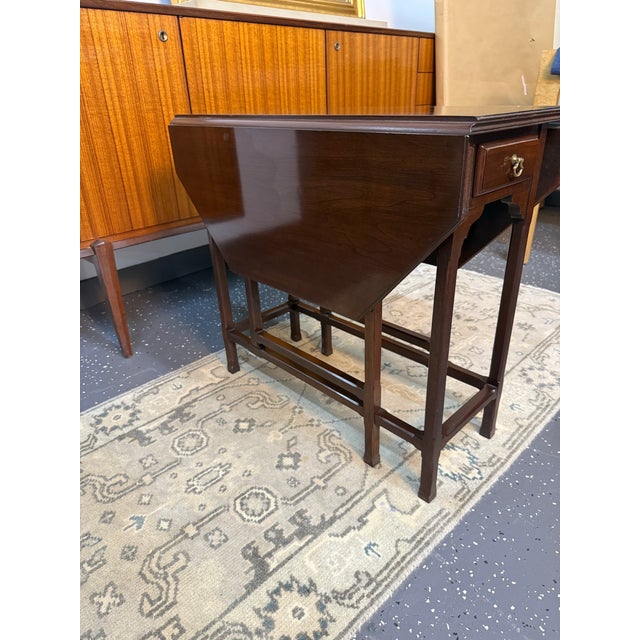 1980s Vintage Ethan Allen Mahogany Pembroke Drop-Leaf Side Table For Sale - Image 5 of 12