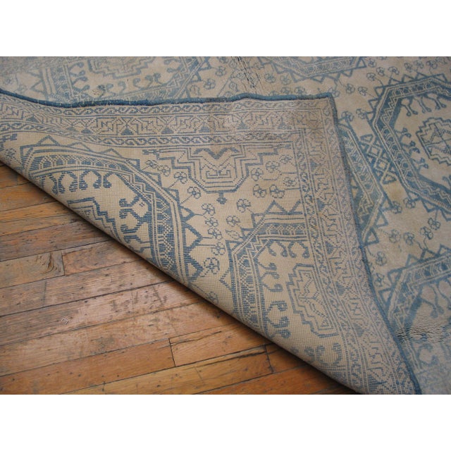 1920s White Blue Hexagonal Antique Indian Agra Cotton Rug 4' X 6'8" Handknotted Wool Carpet For Sale In New York - Image 6 of 6