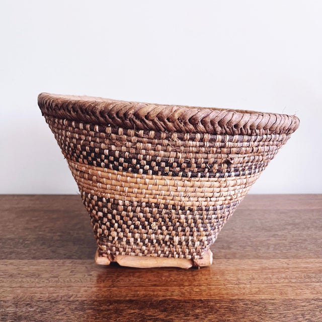 1980s Vintage Mossi Handwoven Natural Grass African Basket For Sale - Image 5 of 6