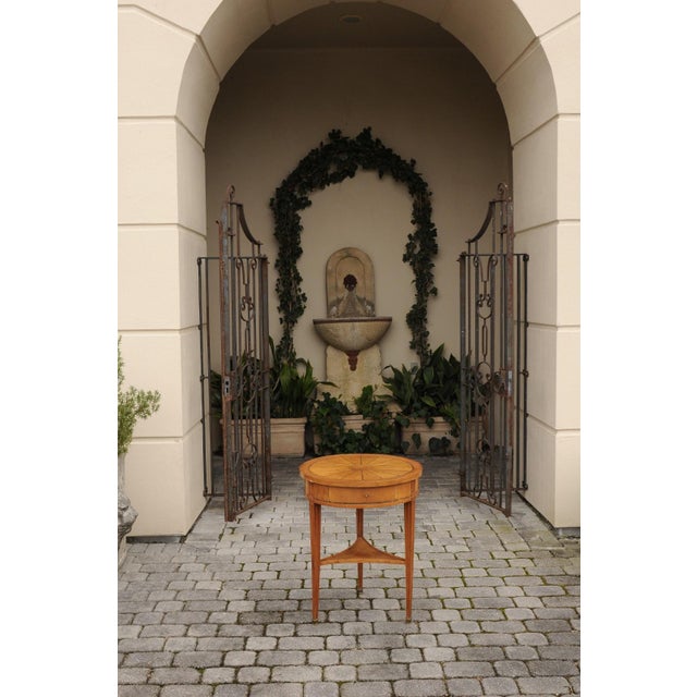 French Napoleon III 1860s Walnut Guéridon Side Table with Radiating Veneer For Sale In Atlanta - Image 6 of 12