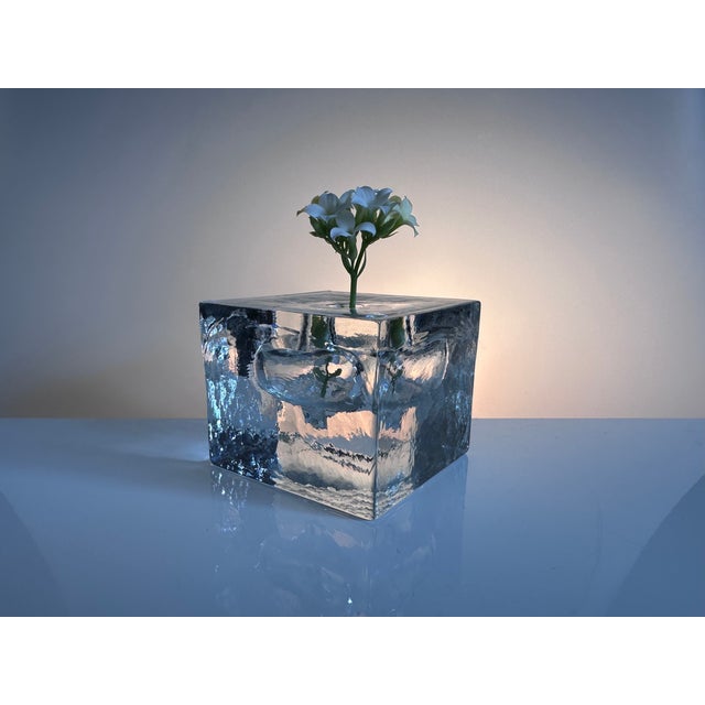Contemporary Brutalist Glass Block Cube Vase with Optical Interior, Germany, 1970s For Sale - Image 3 of 7