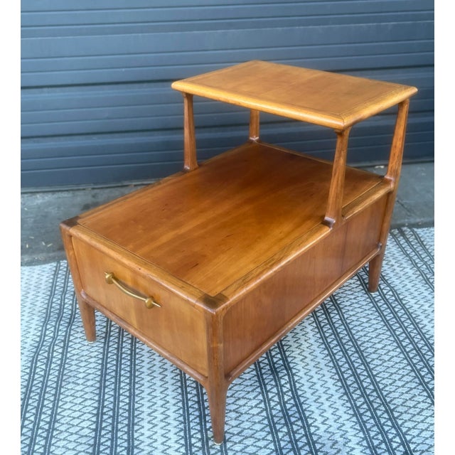 In EXCELLENT condition, this Henredon 2-tier side table is the epitome of iconic mid-century modern design, with its...