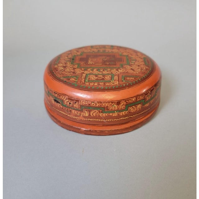 Late 19th Century 19th Century Thai Polychrome Lacquer Betel Box With Guardian Lion For Sale - Image 5 of 9