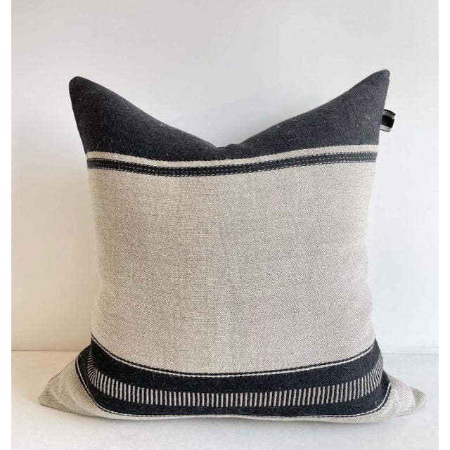 Black and natural linen and wool This is an artisanal product, made of unique linen and wool yarns, therefore variations...