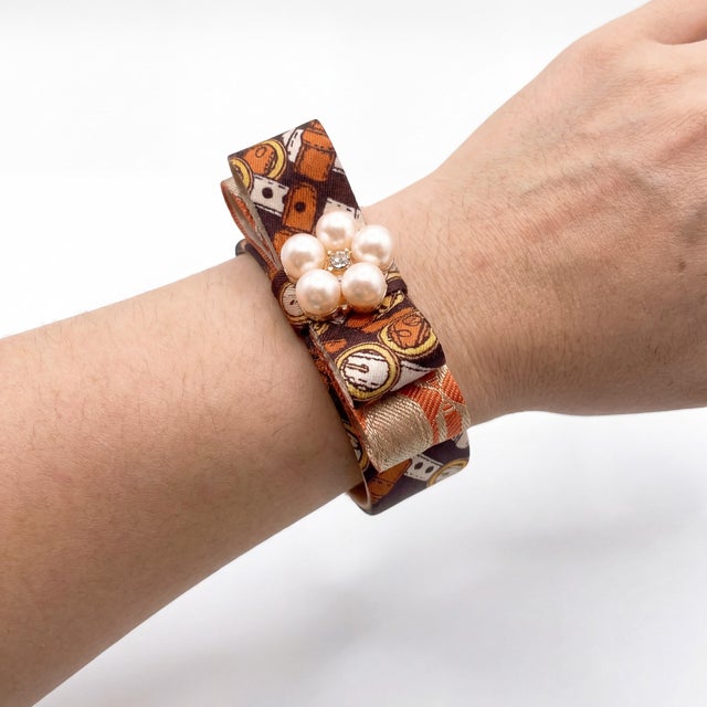Italian Gucci Belt & Buckle Flower Vintage Silk Necktie Cuff Bracelet For Sale - Image 3 of 5