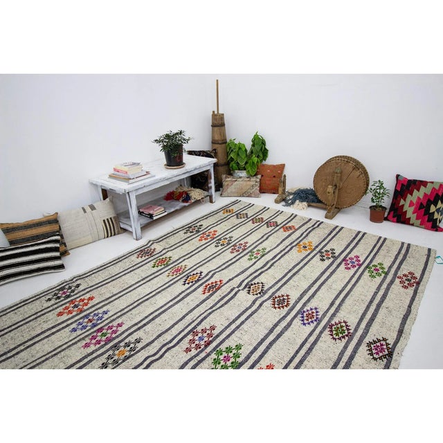 1960s Vintage Embroidered Gray Kilim Rug- 6′6″ × 8′8″ For Sale In Los Angeles - Image 6 of 7