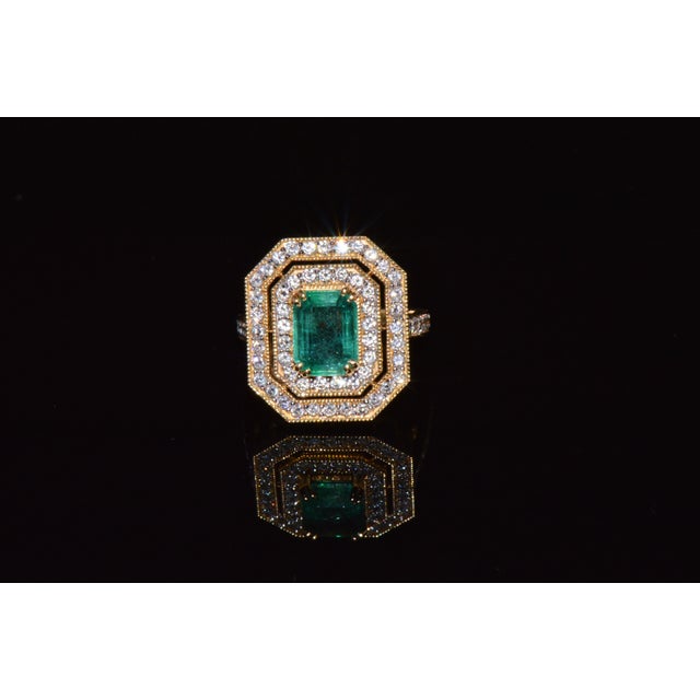 Modern Certified Natural 3.4cts vs F Diamond Emerald 18k Solid Gold Cocktail Milgrain Ring, Size 6.5 For Sale - Image 3 of 15