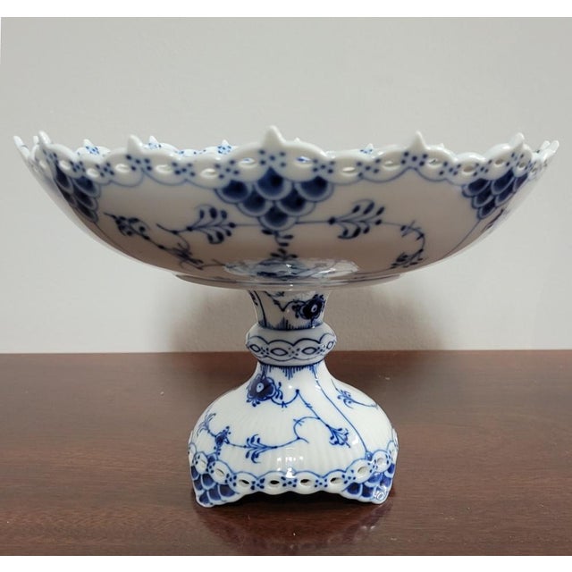 1960s 1969–73 Royal Copenhagen Blue Fluted Full Lace Porcelain Footed Compote No. 1/1020 For Sale - Image 5 of 9