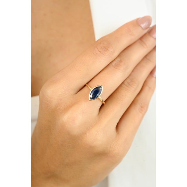 Modern Blue Sapphire Midi Ring in 14k Solid Gold Size 6.5 For Sale In New York - Image 6 of 11