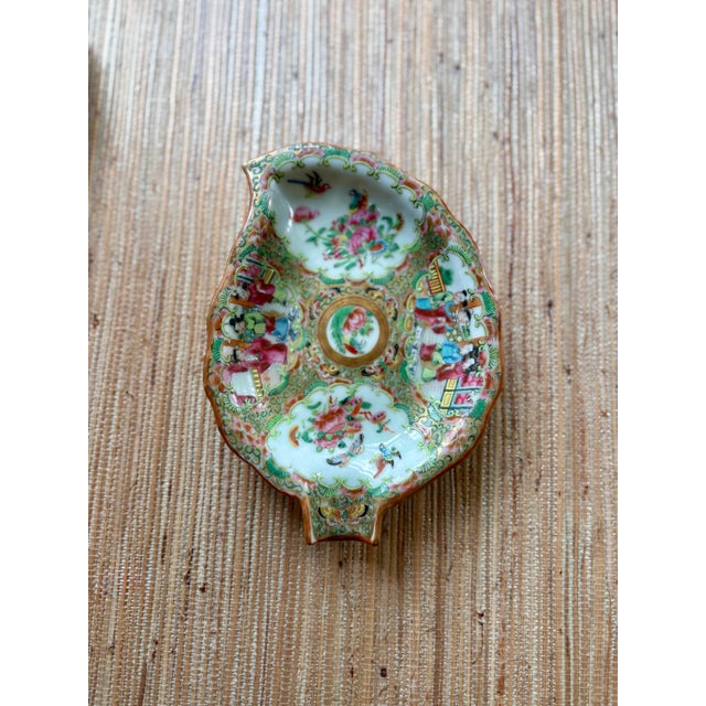 Pair of 19th Century Chinese Export Rose Medallion Porcelain Shrimp Dishes For Sale - Image 9 of 10