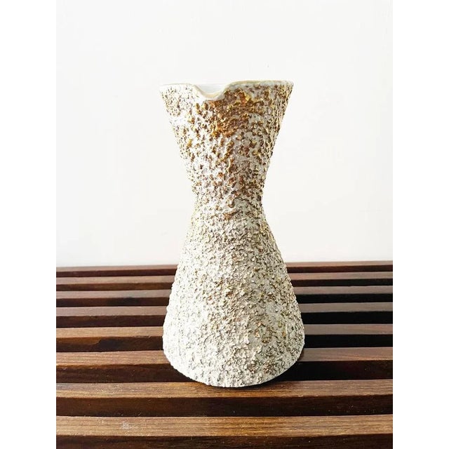 Jug Ceramic Gold and White Vintage 50s -Art- Year: about 1950s ceramic Materials: White Ceramic and Gold Condition:...