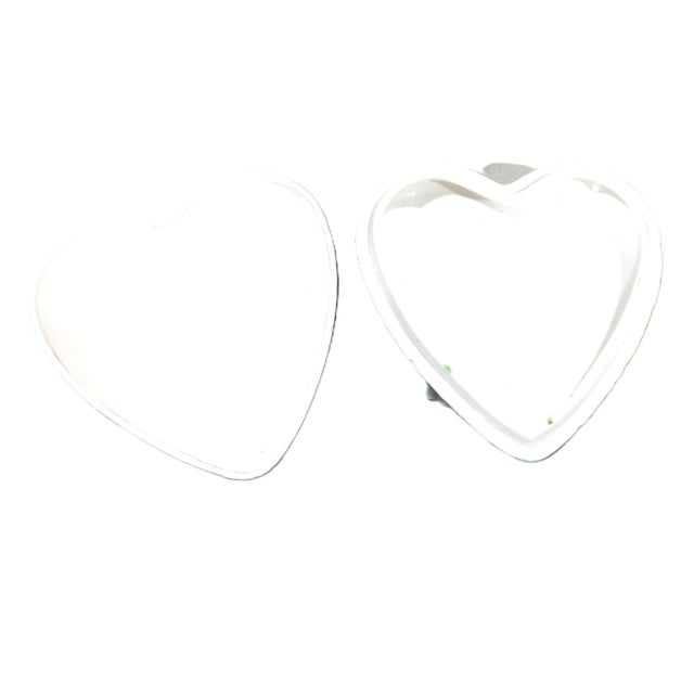 Fantastic rose covered box in the shape of a heart. Made in Japan. Excellent condition.