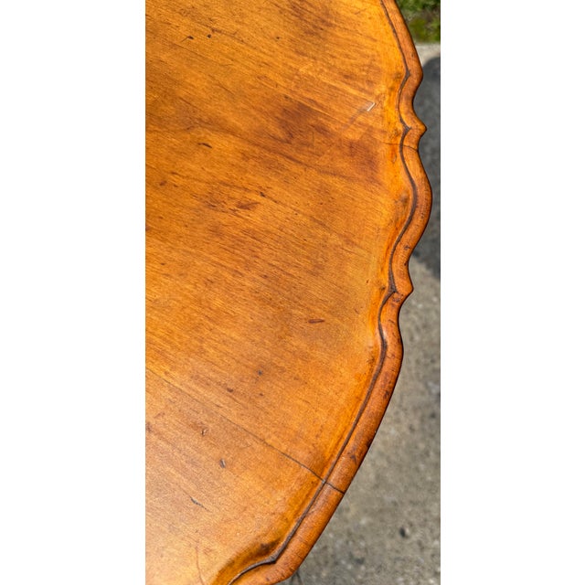 Georgian Style Walnut Piecrust Tilt Top Accent Table For Sale In New York - Image 6 of 14