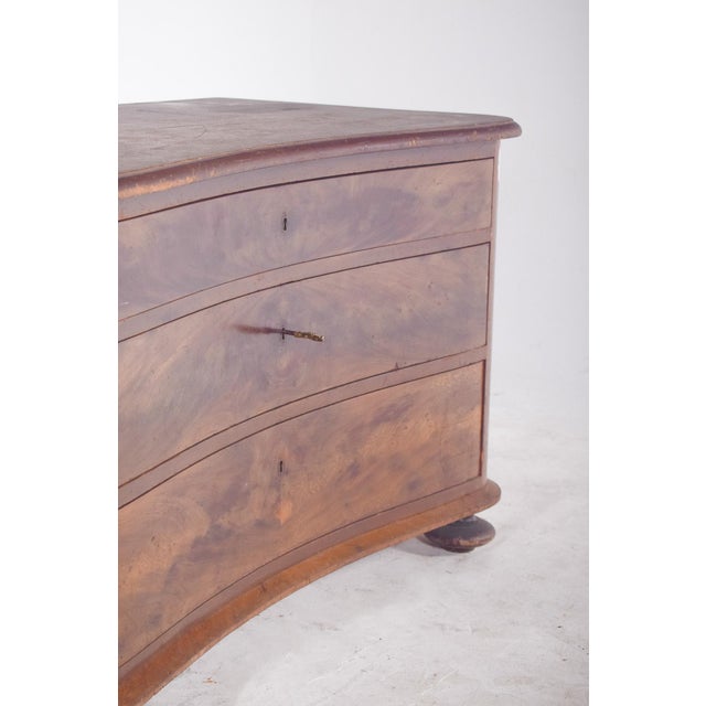 English Serpentine Chest of Drawers in Wood, 1920s For Sale - Image 6 of 8
