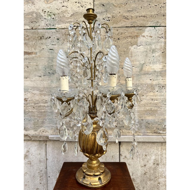 Gilt wood vase-shaped, six-light pinwheel lamp with iron arms, bobeches and crystal pendants H cm 65 base cm 13 x cm 13...