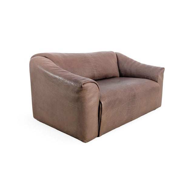 We are offering a beautiful two-seater sofa from the traditional Swiss manufacturer de Sede for sale. The piece is crafted...