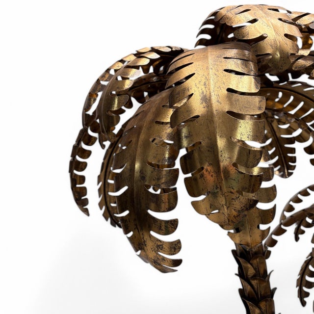 A high-end decorative piece. This is an icon of French haute couture. with its fantastic proportions and superb quality,...