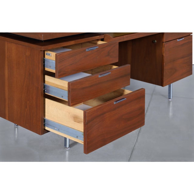 Mid-Century Modern Walnut Executive Desk Styled After Florence Knoll, 1960s For Sale In Los Angeles - Image 6 of 14