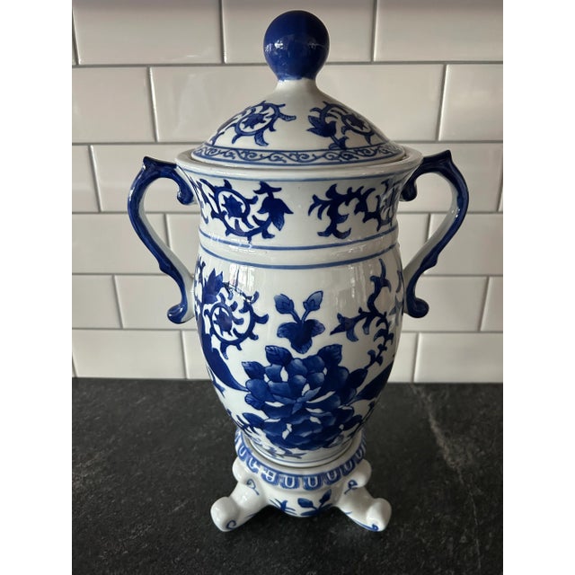 Vintage Mid 20th Century Bombay Chinoiserie Blue and White Ceramic Ginger Jar For Sale - Image 4 of 8