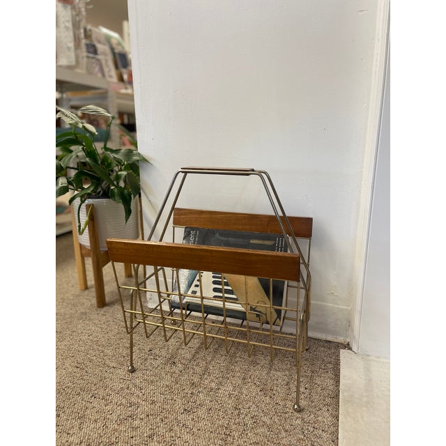 1960s Mid-Century Modern Brass Toned Wire and Wood Magazine Rack With Sculptural Handle. For Sale - Image 4 of 9