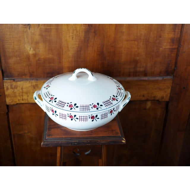 Ceramic 1950s French Nidervillers Soup Tureen With a Pattern of Roses and Blue and Pink Crosses. For Sale - Image 7 of 12