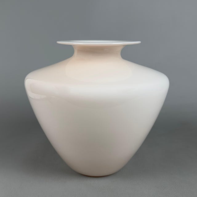 An elegant and refined furnishing accessory, perfect for adding a touch of soft, sophisticated color to your spaces. This...