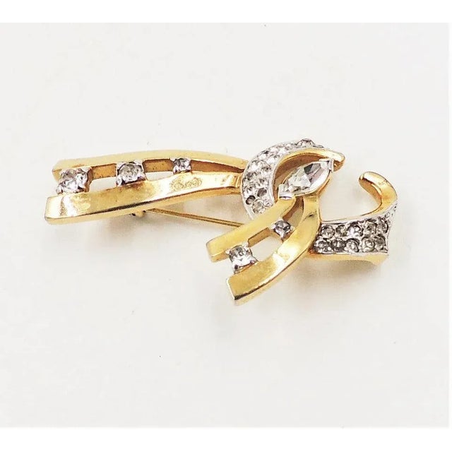 Metal Vintage 1940s Signed Mazer Goldtone Clear Rhinestone Ribbon Brooch For Sale - Image 7 of 8