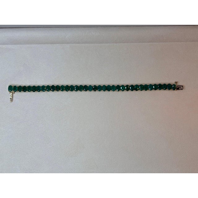Green 27 Carat Natural Emerald Tennis Bracelet, 14 Karat Yellow Gold, 21gm, 7.25 Inch For Sale - Image 8 of 8