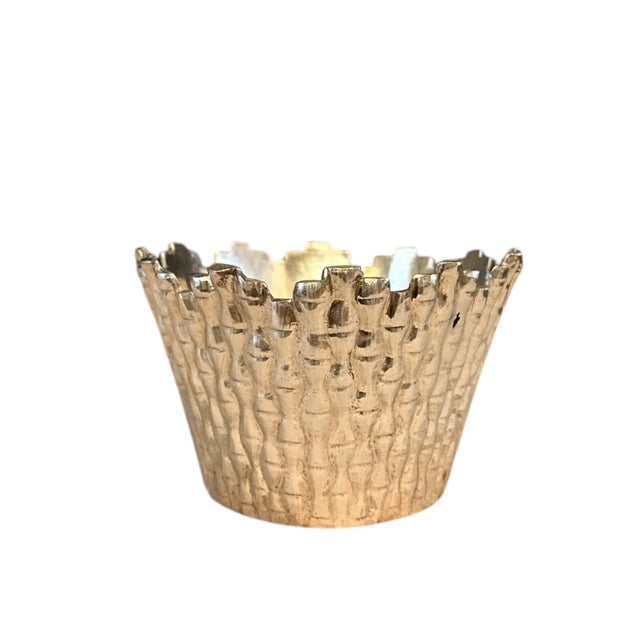 Gorgeous Chinoiserie style brass bamboo cache pot/planter in the manner of Mottahedeh Designs. Features a staggered bamboo...