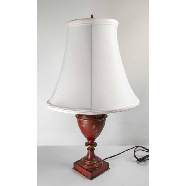 We are selling this great looking decorative Tole type table lamp. This lamp appears to be brass or spelter base metal...