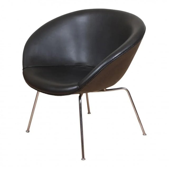 Designer: arne jacobsen manufacturer: fritz hansen model: 3318 measurements: h: 70, w: 75,5 d: 60, sh: 42,7 cm leather...