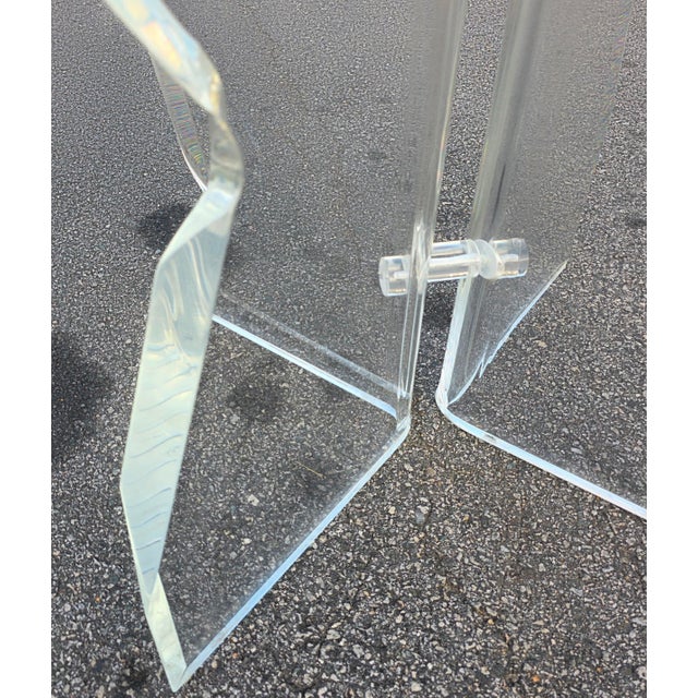 1970s Postmodern 50" Round Glass Dining Table With Sculptural Interlocking Lucite Pedestal Base, Late 20th Century For Sale - Image 5 of 6