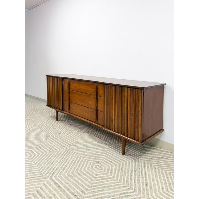 This solid vintage United Furniture mid-century modern long dresser is a well-made and attractive bedroom piece that pairs...