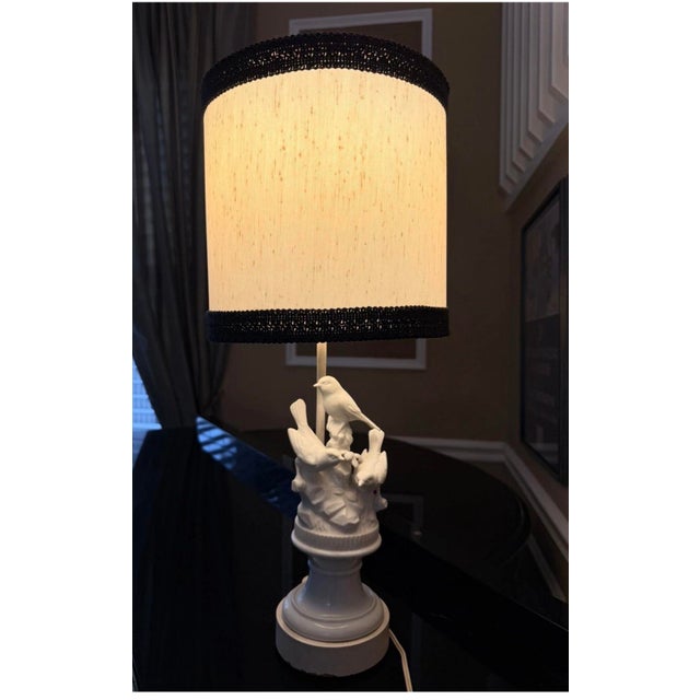 Vintage Paul Hanson Blanc De Chine Porcelain Bird Lamp - 1950s Hollywood Regency Chinoiserie White Ceramic Table Lamp With Original Gimp Trim Shade For Sale In Miami - Image 6 of 12