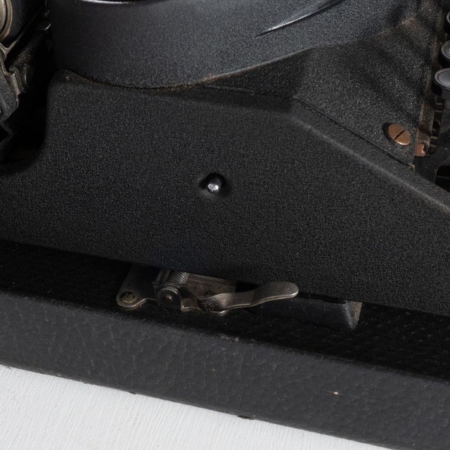 1940s 1940s Remington Deluxe Noiseless Typewriter For Sale - Image 5 of 16