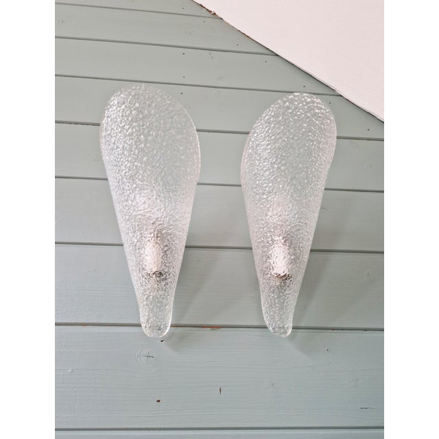 Mid-Century Modern Vintage Wall Sconces in Textured Clear Plastic, 1970s, Set of 2 For Sale - Image 3 of 12