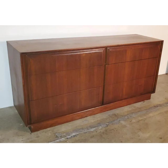 1960s Vintage Dillingham Walnut 6 Drawer Dresser Attributed To Milo Baughman (Some Say Merton L Gershun Also). DILLINGHAM...