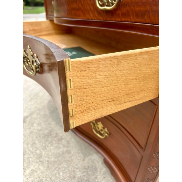 1980s Baker Furniture Historic Charleston Chippendale Serpentine Dresser – Solid Mahogany Vintage Chest With Brass Hardware For Sale - Image 5 of 11