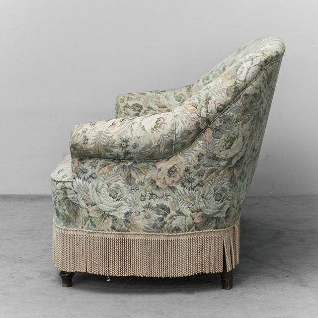 2 seater sofa. Wooden structure and fabric covering with floral pattern. Good condition. Signs of aging as per photos.