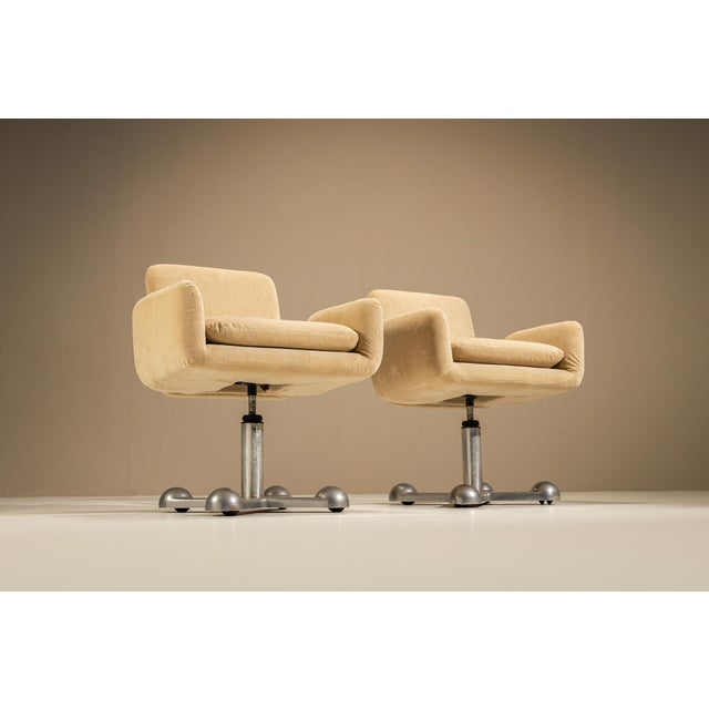 This set of two Planula armchairs was designed during the 1970s by Ettore Sottsass in collaboration with Perry King and...