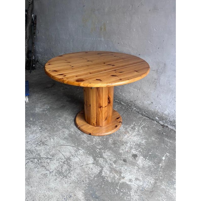 A characterful round dining table crafted from solid pine, dating from the 1970s. The design combines a generous circular...