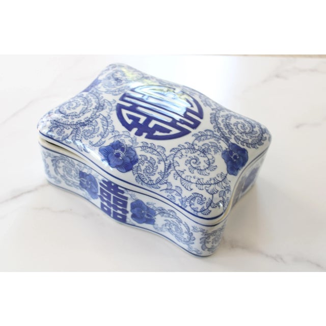 Beautiful jar that would look great on a table or bookshelf