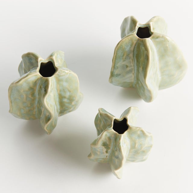 Thin, glossy & modern. A durable stoneware, made with an innovative slip cast process to be as elegantly thin as...