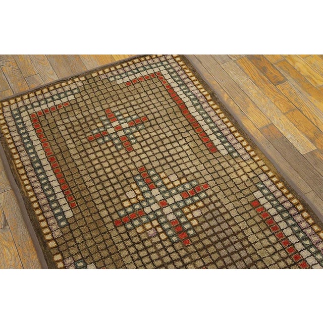 American 1940s Brown Tiled Squares Cross Antique American Hooked Rug 2'6" X 4'6" Handknotted Wool Carpet For Sale - Image 3 of 6