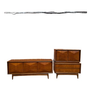 1960s United Furniture Diamond Mid-Century Modern Walnut Bedroom Set With Mirror For Sale